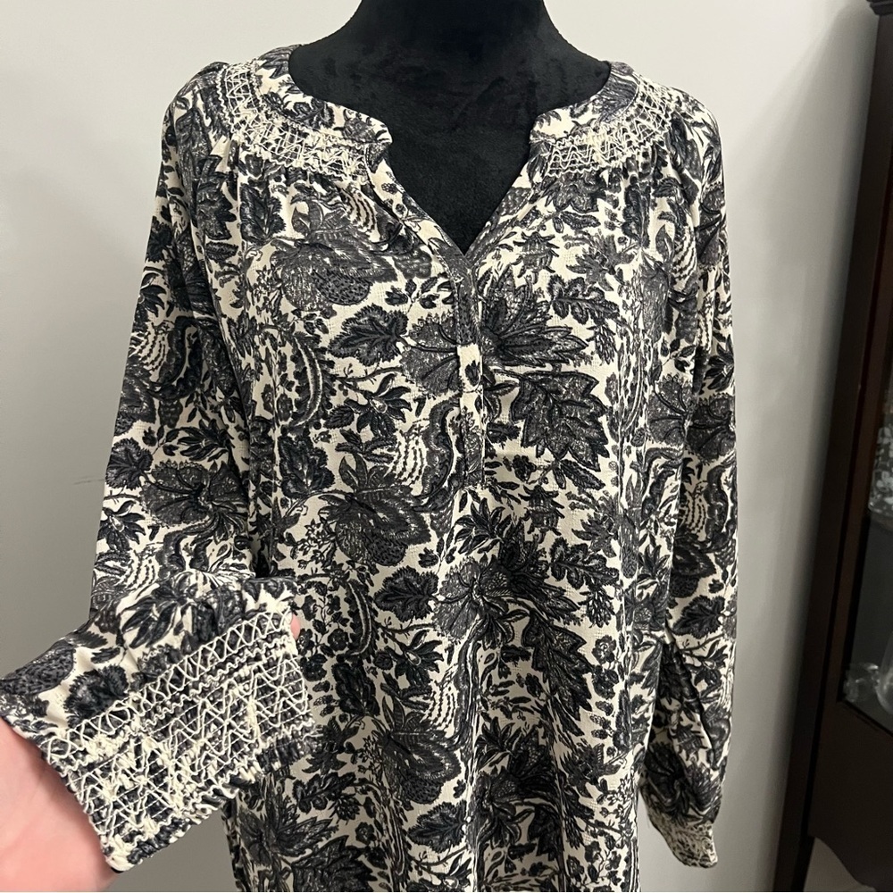 EUC Wonderly Black & White Floral Women's Top - L - Picture 4 of 6